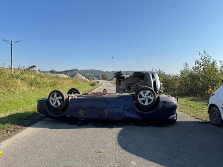 Strażacy w akcji. Ćwiczenia z ratownictwa technicznego podczas symulacji karambolu