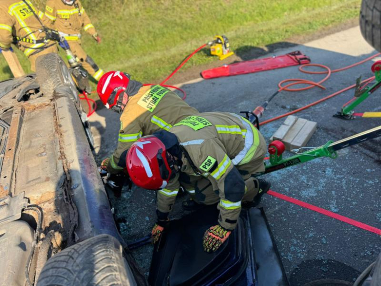 Strażacy w akcji. Ćwiczenia z ratownictwa technicznego podczas symulacji karambolu
