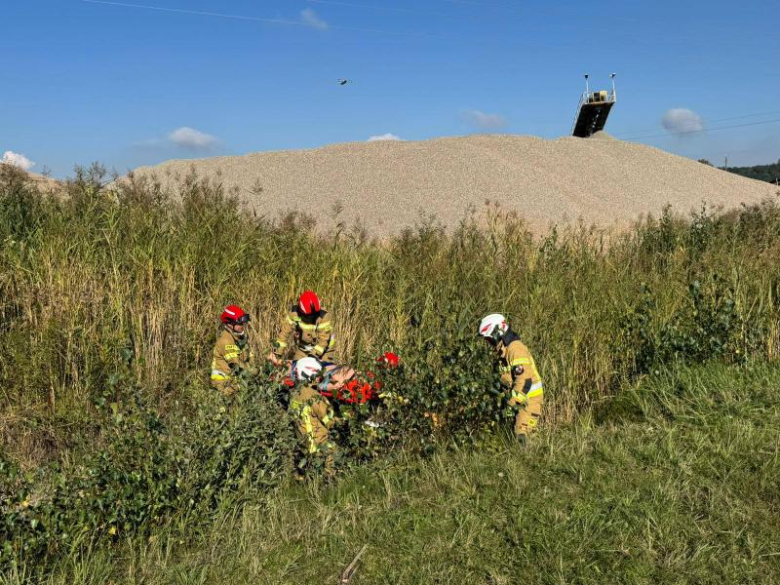 Strażacy w akcji. Ćwiczenia z ratownictwa technicznego podczas symulacji karambolu