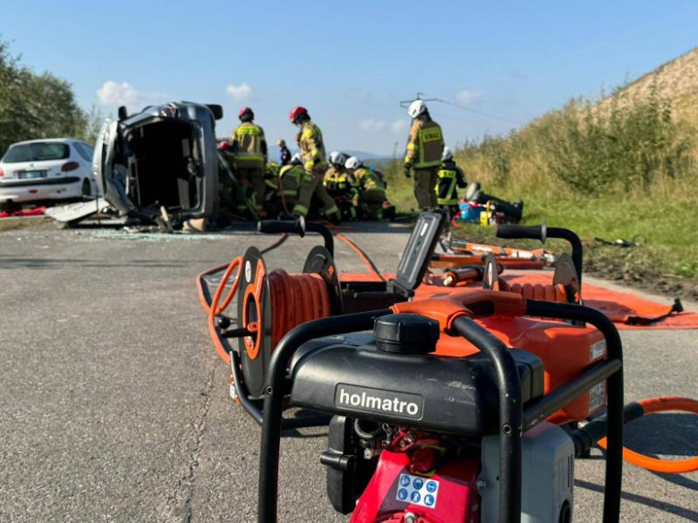 Strażacy w akcji. Ćwiczenia z ratownictwa technicznego podczas symulacji karambolu