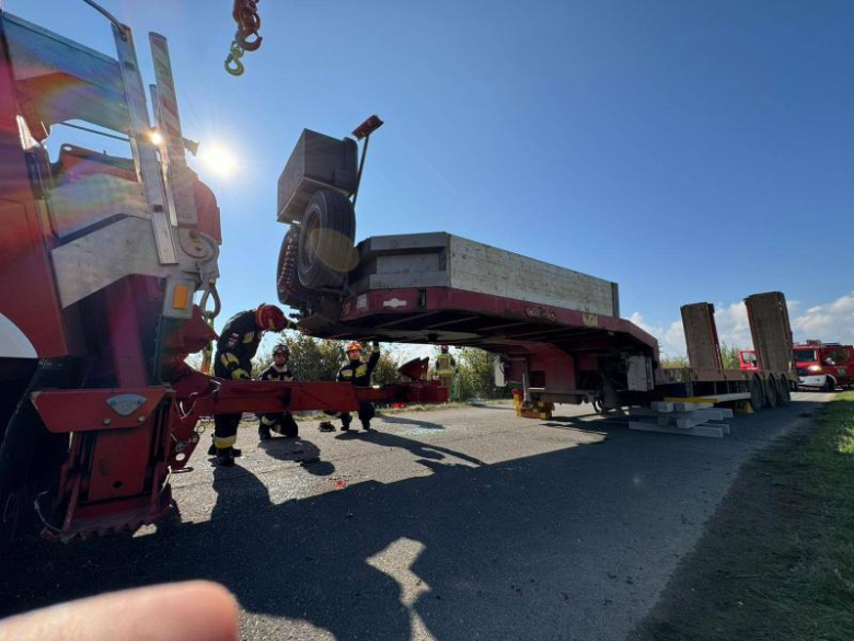 Strażacy w akcji. Ćwiczenia z ratownictwa technicznego podczas symulacji karambolu