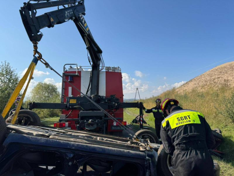 Strażacy w akcji. Ćwiczenia z ratownictwa technicznego podczas symulacji karambolu