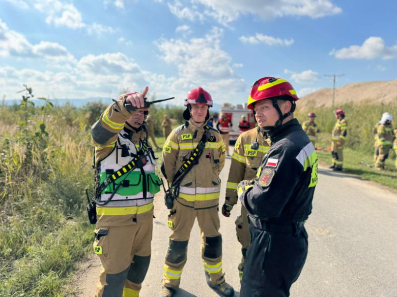 Strażacy w akcji. Ćwiczenia z ratownictwa technicznego podczas symulacji karambolu
