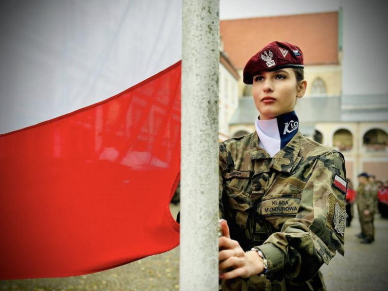 Uroczyste ślubowanie pierwszoklasistów Katolickiego Liceum Ogólnokształcącego w Henrykowie 