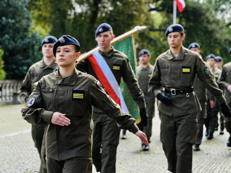 Uroczyste ślubowanie pierwszoklasistów Katolickiego Liceum Ogólnokształcącego w Henrykowie 
