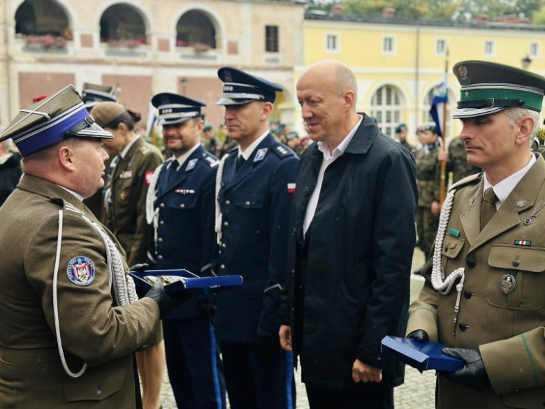 Uroczyste ślubowanie pierwszoklasistów Katolickiego Liceum Ogólnokształcącego w Henrykowie 