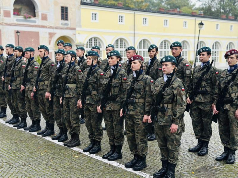 Uroczyste ślubowanie pierwszoklasistów Katolickiego Liceum Ogólnokształcącego w Henrykowie 