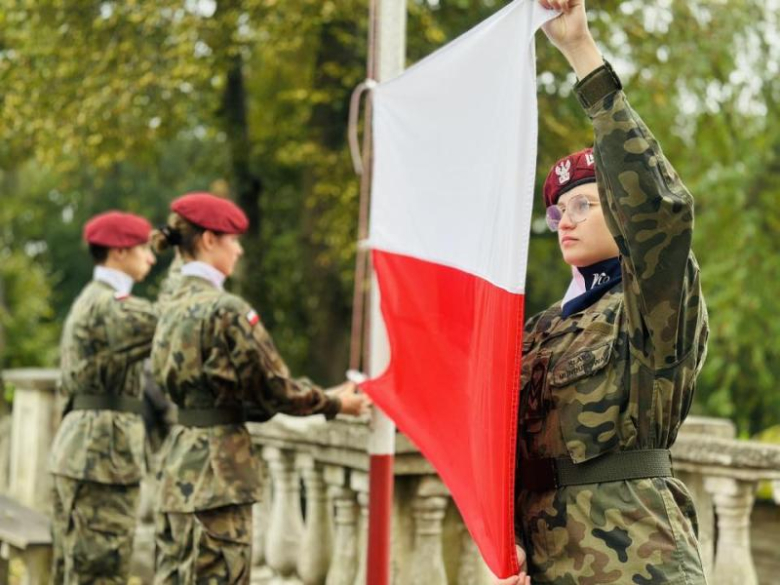 Uroczyste ślubowanie pierwszoklasistów Katolickiego Liceum Ogólnokształcącego w Henrykowie 