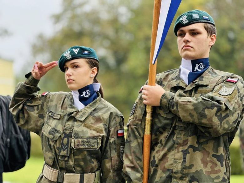 Uroczyste ślubowanie pierwszoklasistów Katolickiego Liceum Ogólnokształcącego w Henrykowie 