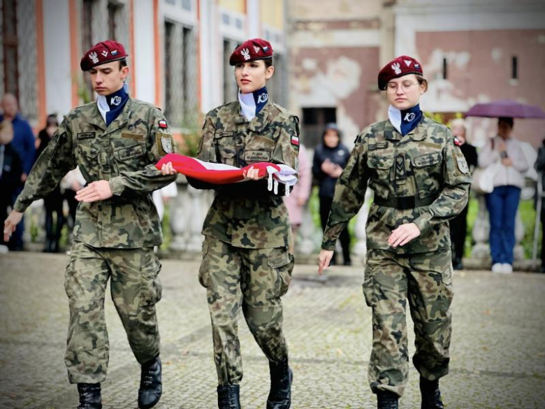 Uroczyste ślubowanie pierwszoklasistów Katolickiego Liceum Ogólnokształcącego w Henrykowie 
