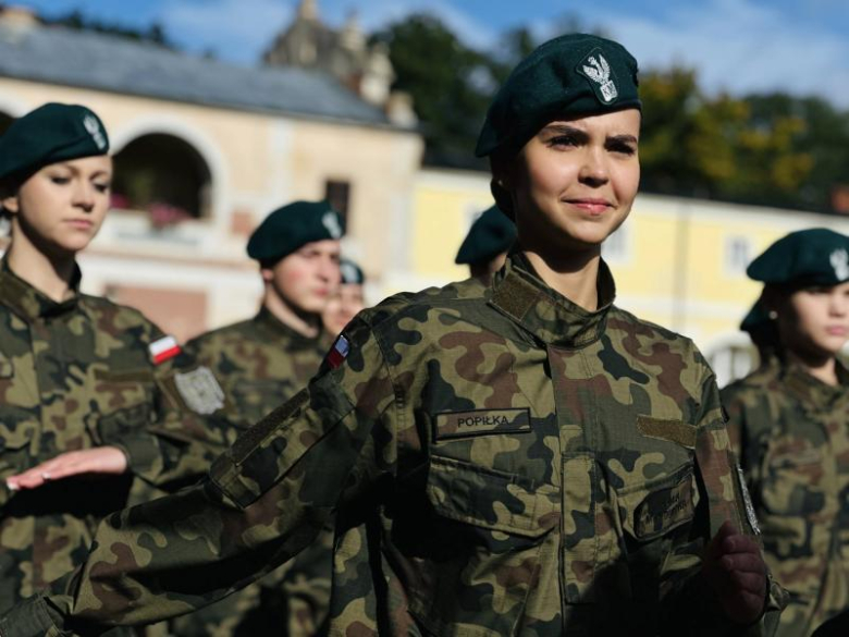 Uroczyste ślubowanie pierwszoklasistów Katolickiego Liceum Ogólnokształcącego w Henrykowie
