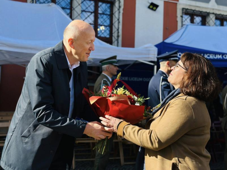 Uroczyste ślubowanie pierwszoklasistów Katolickiego Liceum Ogólnokształcącego w Henrykowie