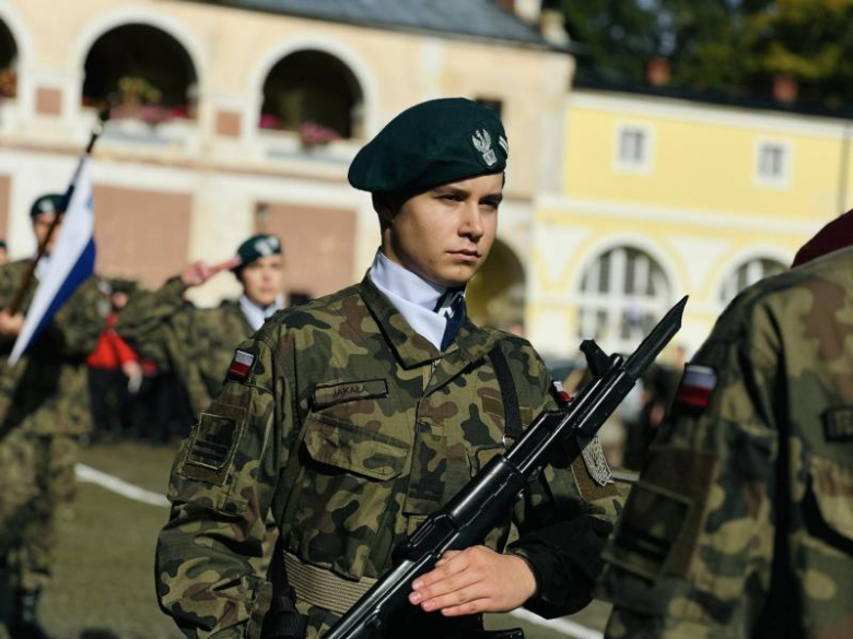 Uroczyste ślubowanie pierwszoklasistów Katolickiego Liceum Ogólnokształcącego w Henrykowie