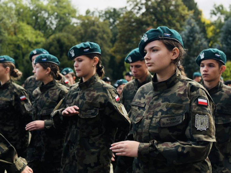 Uroczyste ślubowanie pierwszoklasistów Katolickiego Liceum Ogólnokształcącego w Henrykowie