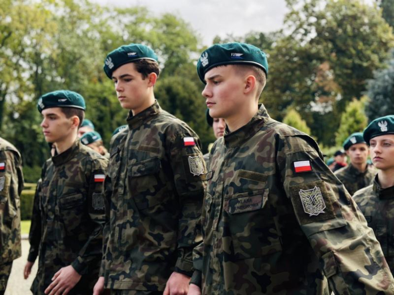 Uroczyste ślubowanie pierwszoklasistów Katolickiego Liceum Ogólnokształcącego w Henrykowie