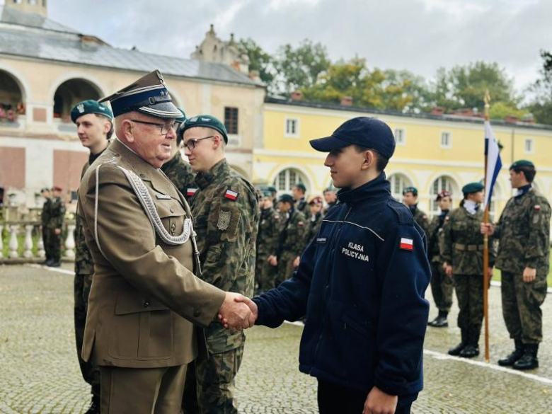 Uroczyste ślubowanie pierwszoklasistów Katolickiego Liceum Ogólnokształcącego w Henrykowie