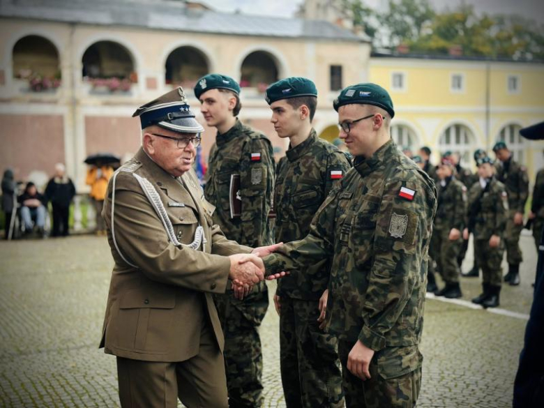 Uroczyste ślubowanie pierwszoklasistów Katolickiego Liceum Ogólnokształcącego w Henrykowie