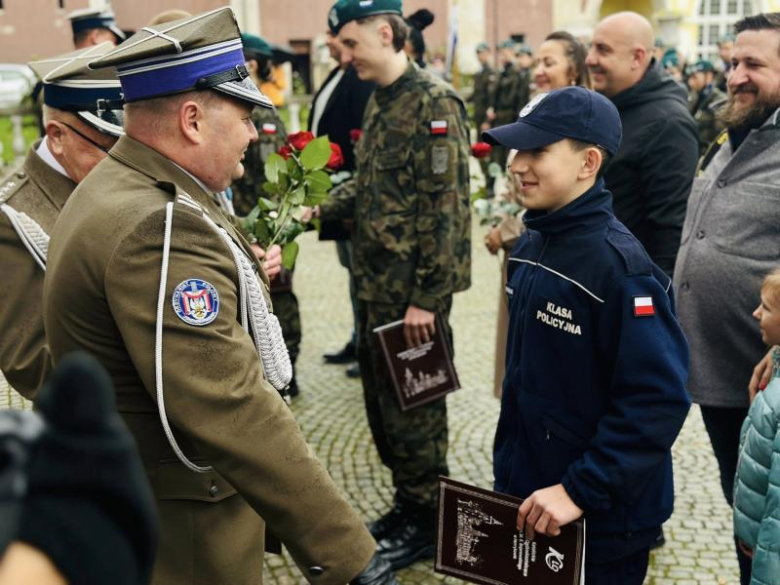 Uroczyste ślubowanie pierwszoklasistów Katolickiego Liceum Ogólnokształcącego w Henrykowie