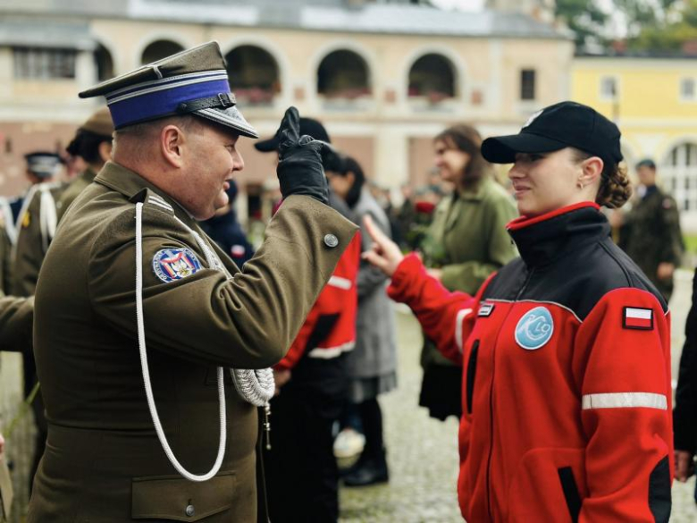 Uroczyste ślubowanie pierwszoklasistów Katolickiego Liceum Ogólnokształcącego w Henrykowie