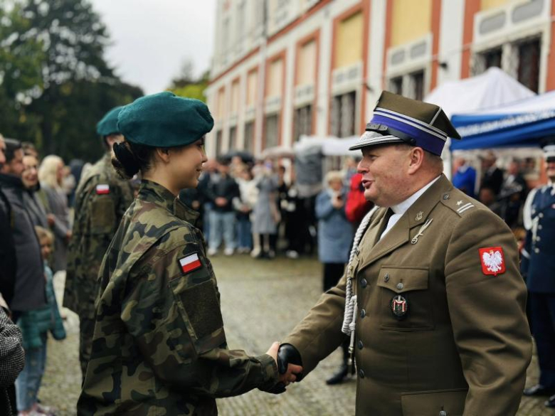Uroczyste ślubowanie pierwszoklasistów Katolickiego Liceum Ogólnokształcącego w Henrykowie