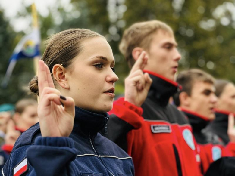 Uroczyste ślubowanie pierwszoklasistów Katolickiego Liceum Ogólnokształcącego w Henrykowie