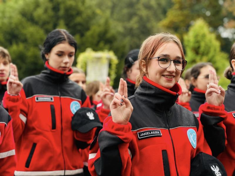 Uroczyste ślubowanie pierwszoklasistów Katolickiego Liceum Ogólnokształcącego w Henrykowie