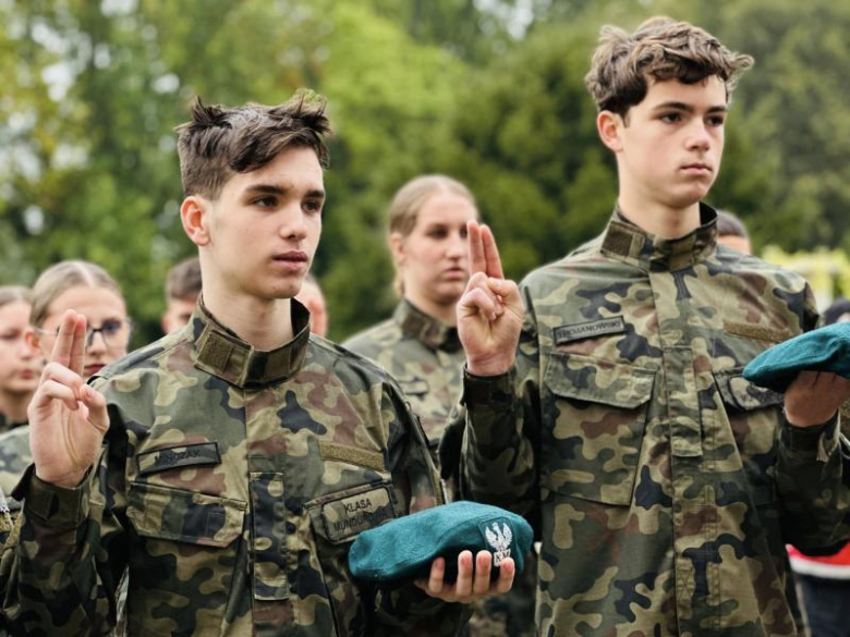 Uroczyste ślubowanie pierwszoklasistów Katolickiego Liceum Ogólnokształcącego w Henrykowie