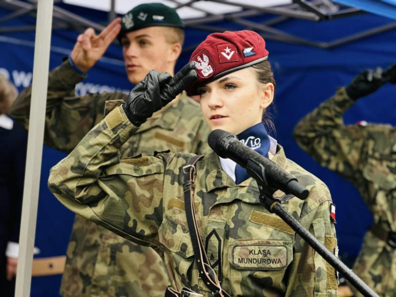 Uroczyste ślubowanie pierwszoklasistów Katolickiego Liceum Ogólnokształcącego w Henrykowie