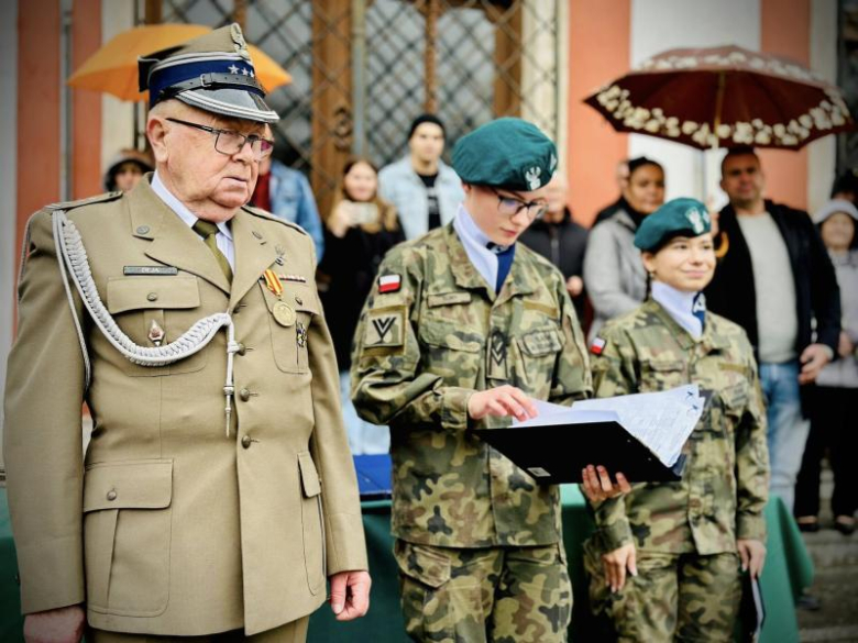Uroczyste ślubowanie pierwszoklasistów Katolickiego Liceum Ogólnokształcącego w Henrykowie
