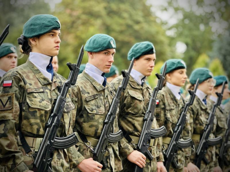 Uroczyste ślubowanie pierwszoklasistów Katolickiego Liceum Ogólnokształcącego w Henrykowie