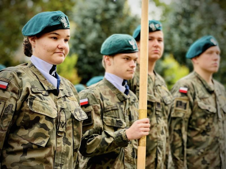 Uroczyste ślubowanie pierwszoklasistów Katolickiego Liceum Ogólnokształcącego w Henrykowie