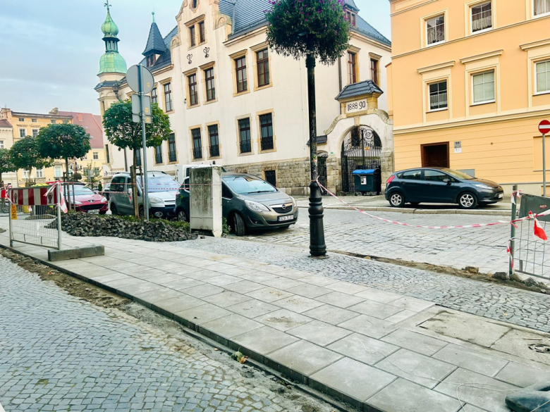 Remont chodnika w Rynku w Ziębicach