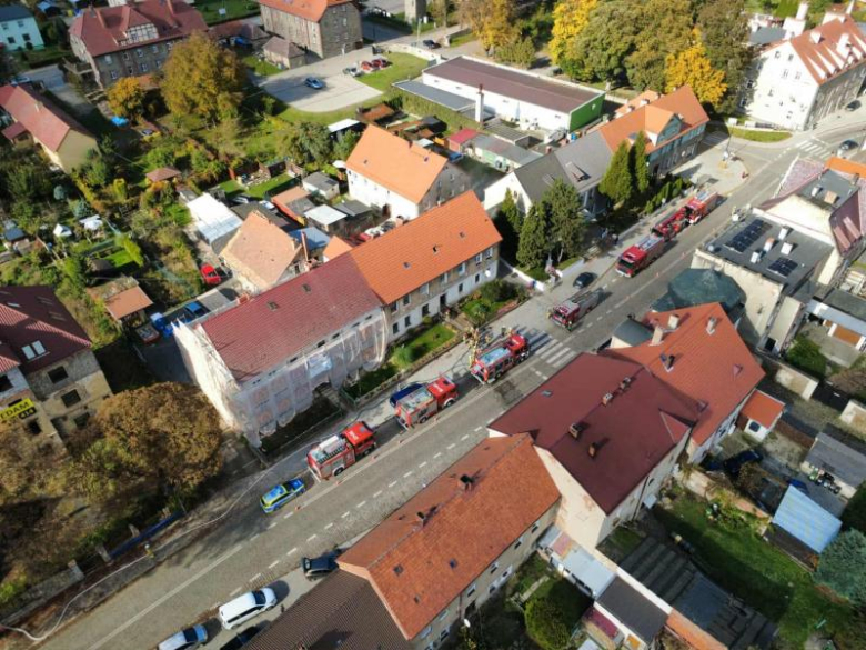 Pożar na poddaszu budynku wielorodzinnego w Henrykowie