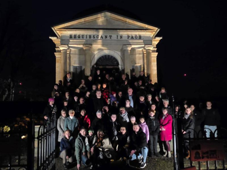 Złoty Stok pamięta – tysiące światełek na starym cmentarzu