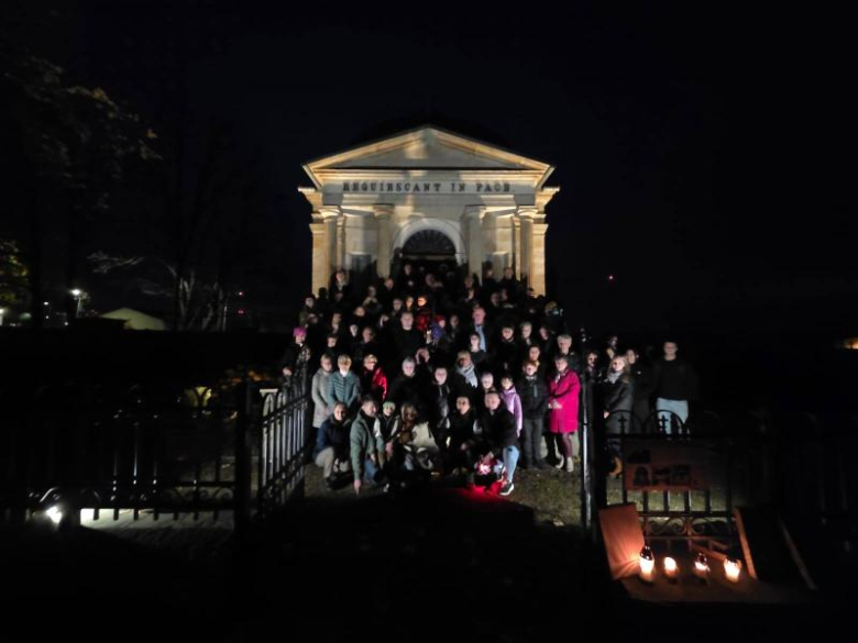 Złoty Stok pamięta – tysiące światełek na starym cmentarzu