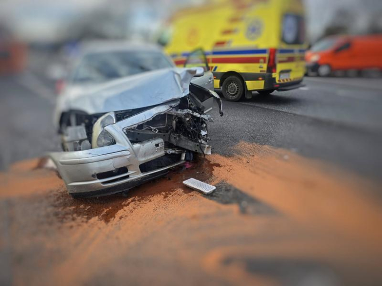 Zderzenie dwóch aut na skrzyżowaniu krajowej ósemki z ul. Legnicką