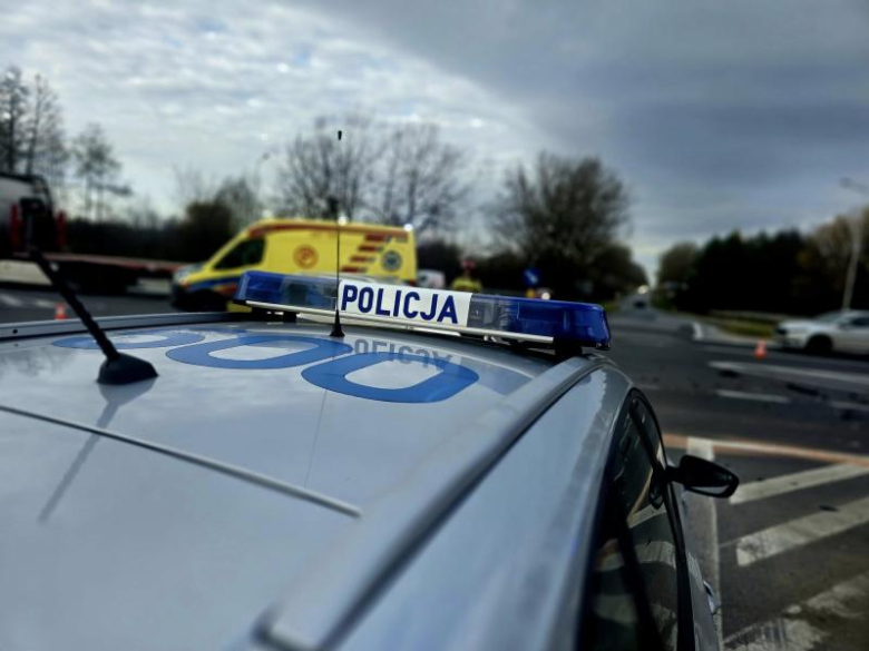 Zderzenie dwóch aut na skrzyżowaniu krajowej ósemki z ul. Legnicką