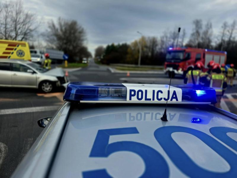 Zderzenie dwóch aut na skrzyżowaniu krajowej ósemki z ul. Legnicką