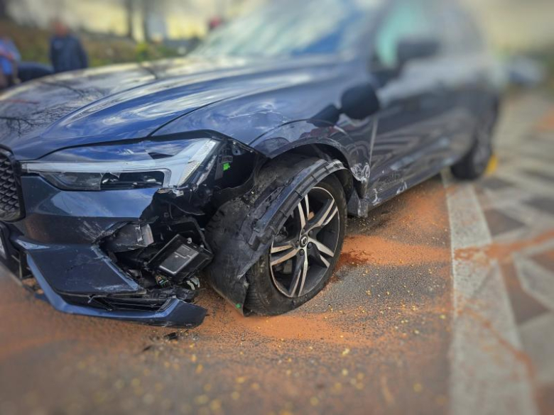 Zderzenie dwóch aut na skrzyżowaniu krajowej ósemki z ul. Legnicką