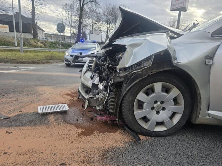 Zderzenie dwóch aut na skrzyżowaniu krajowej ósemki z ul. Legnicką