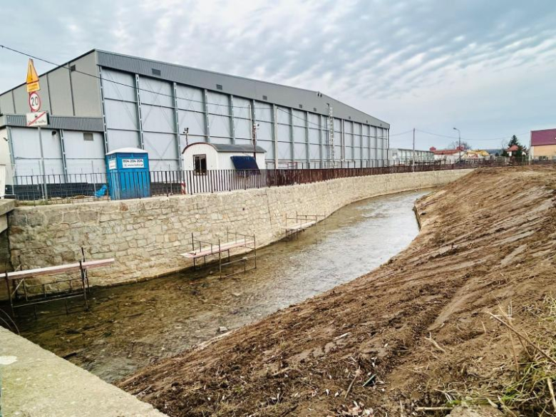 Oczyszczają rzekę i zabezpieczają mur oporowy