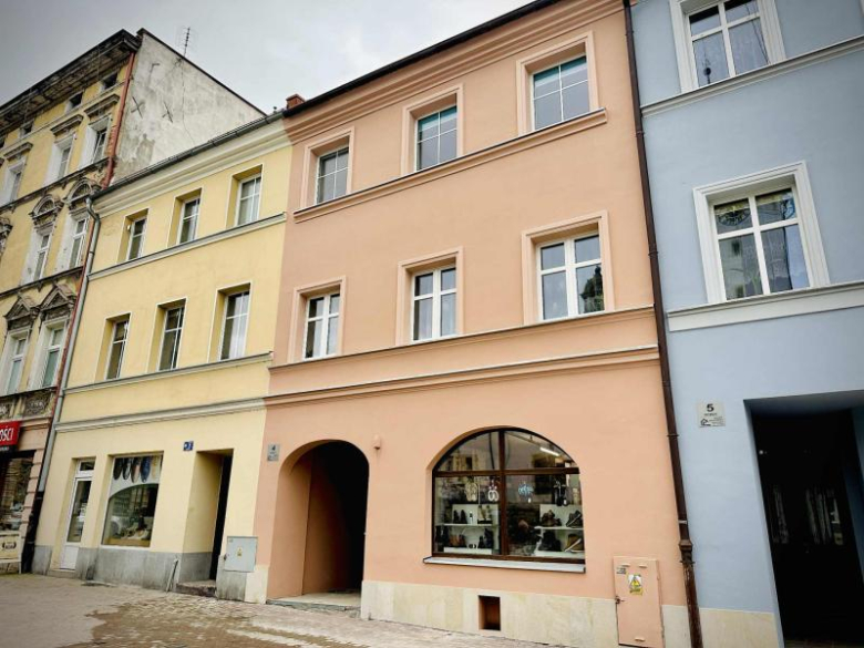 Ziębicki rynek pięknieje. Kolejne kamienice po remoncie elewacji