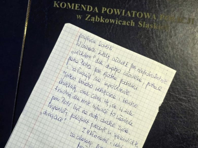 Policjant udzielił pomocy nieprzytomnej kobiecie. Do komendy trafił list z podziękowaniami