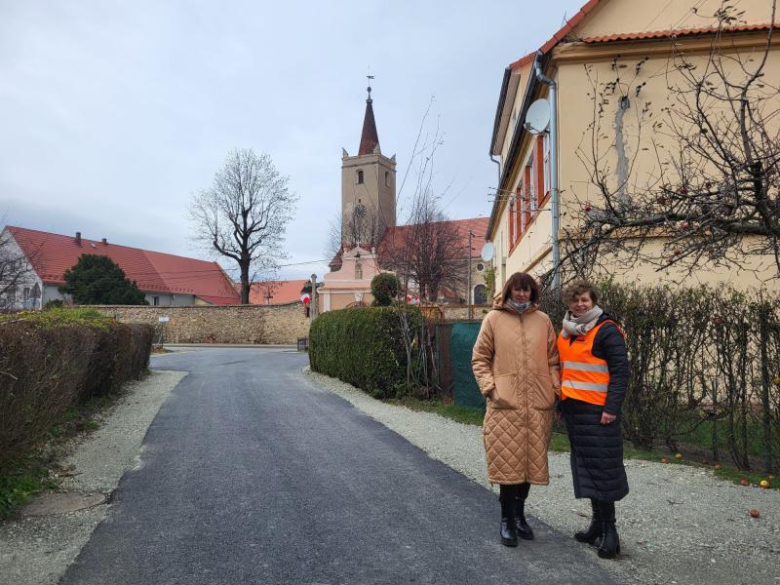 Droga gminna przy kościele w Budzowie po modernizacji