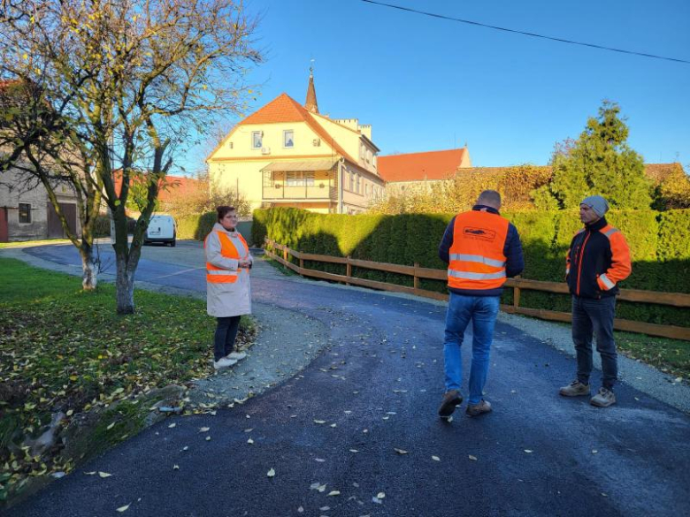 Droga gminna przy kościele w Budzowie po modernizacji