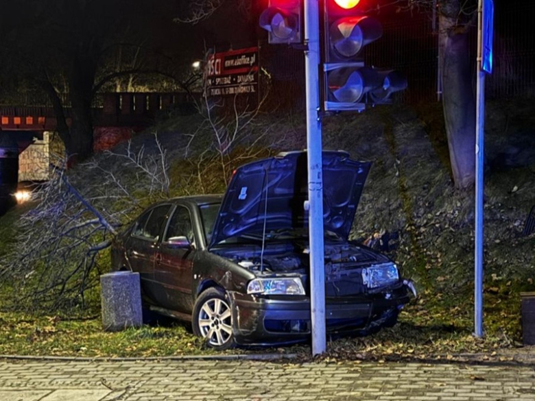 Niebezpieczna jazda 21-latka po Ząbkowicach Śląskich. Uderzył w sygnalizator i inne auto. Posiadał narkotyki