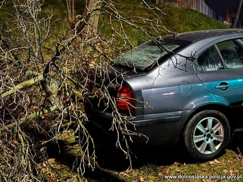 Niebezpieczna jazda 21-latka po Ząbkowicach Śląskich. Uderzył w sygnalizator i inne auto. Posiadał narkotyki