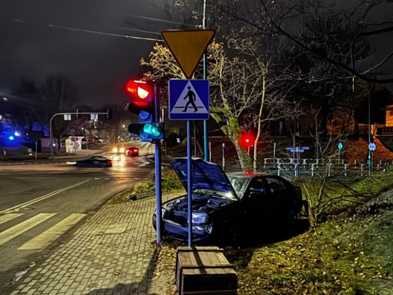 Niebezpieczna jazda 21-latka po Ząbkowicach Śląskich. Uderzył w sygnalizator i inne auto. Posiadał narkotyki
