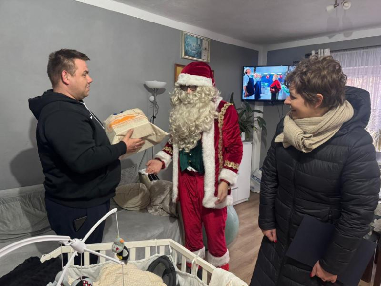 Mikołajowa delegacja z wizytą u najmłodszych mieszkańców gminy