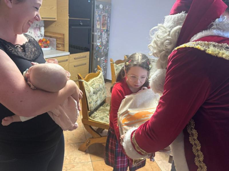 Mikołajowa delegacja z wizytą u najmłodszych mieszkańców gminy